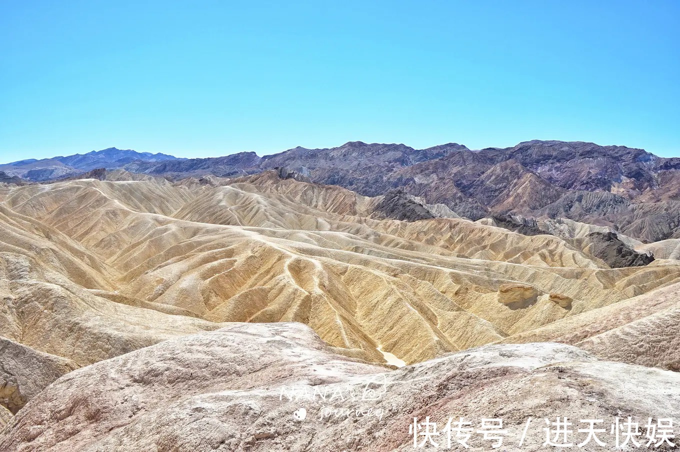 地貌|大地褶皱般的地貌，如同丹霞的质感，美国的这个景区很神奇