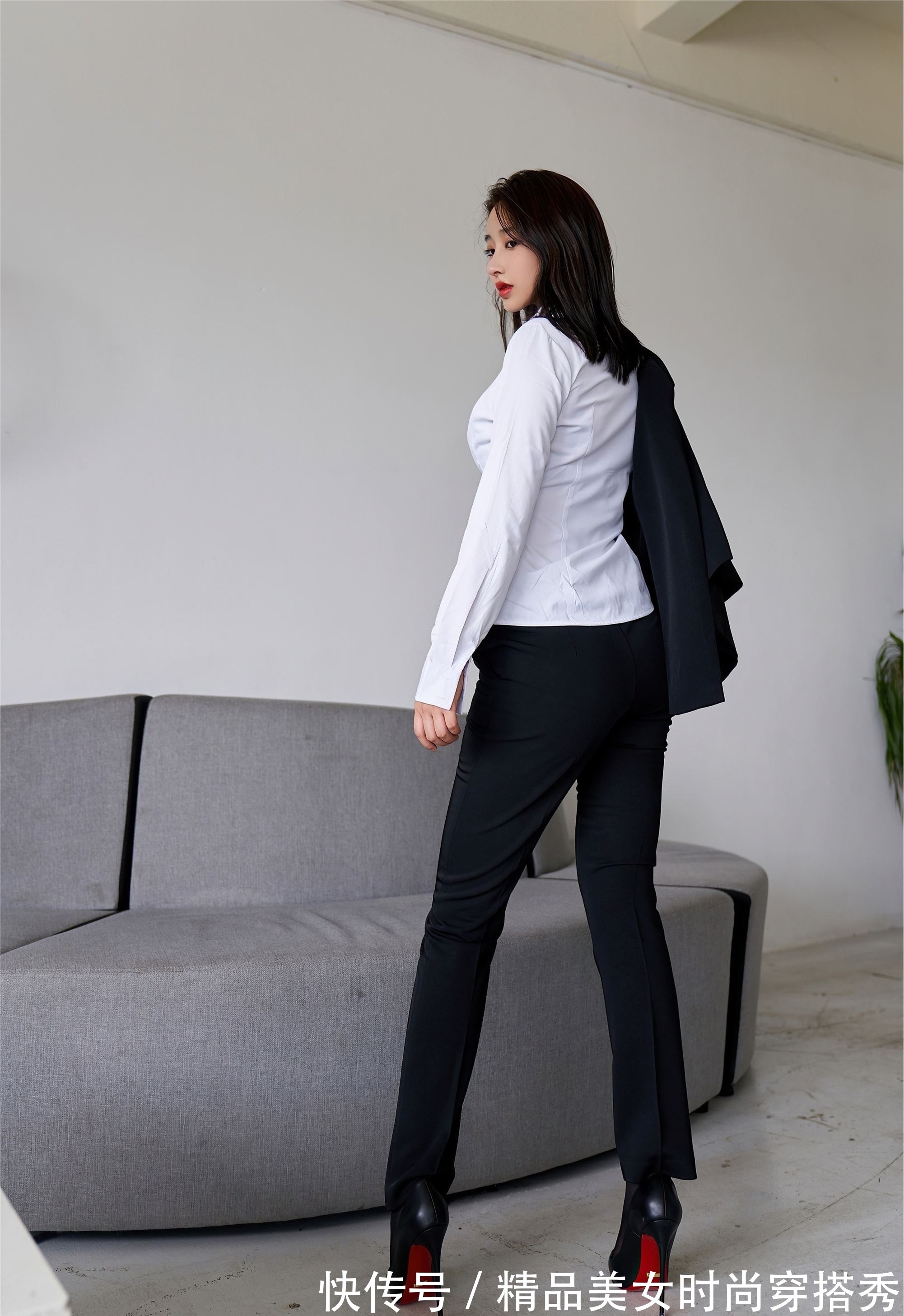 简约时尚|黑色的西装内搭白色的衬衫,经典的黑白搭配简约时尚有气场