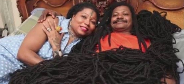 世界最长头发,女子多年不洗头,丈夫还每天睡在她头发上面