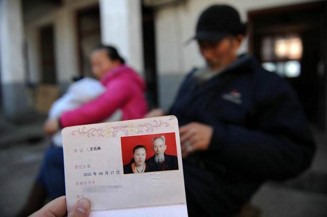 张凤|爸妈年龄相差44岁,那个刚出生爸爸就70多岁的孩子,现状如何了