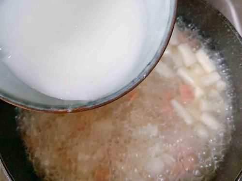 它是天然“堿性食物”，女性常吃，補益氣補血，美容養顏，頭發也變得烏黑發亮！