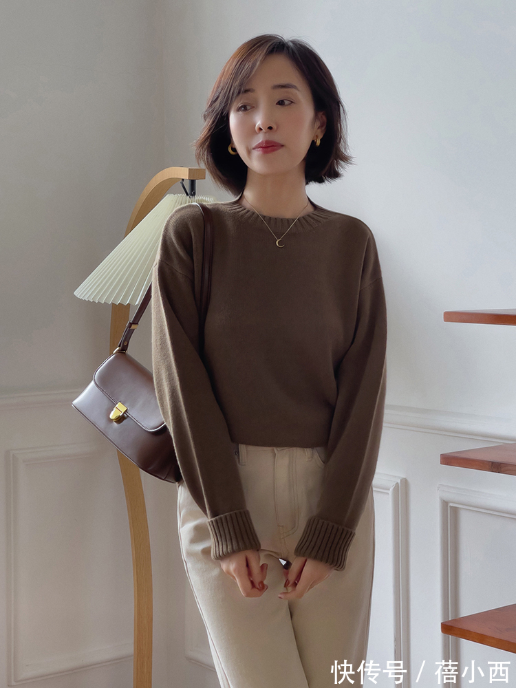 针织 奔三奔四的女人,秋冬建议多穿“大地色针织衫”,简约显贵又气质