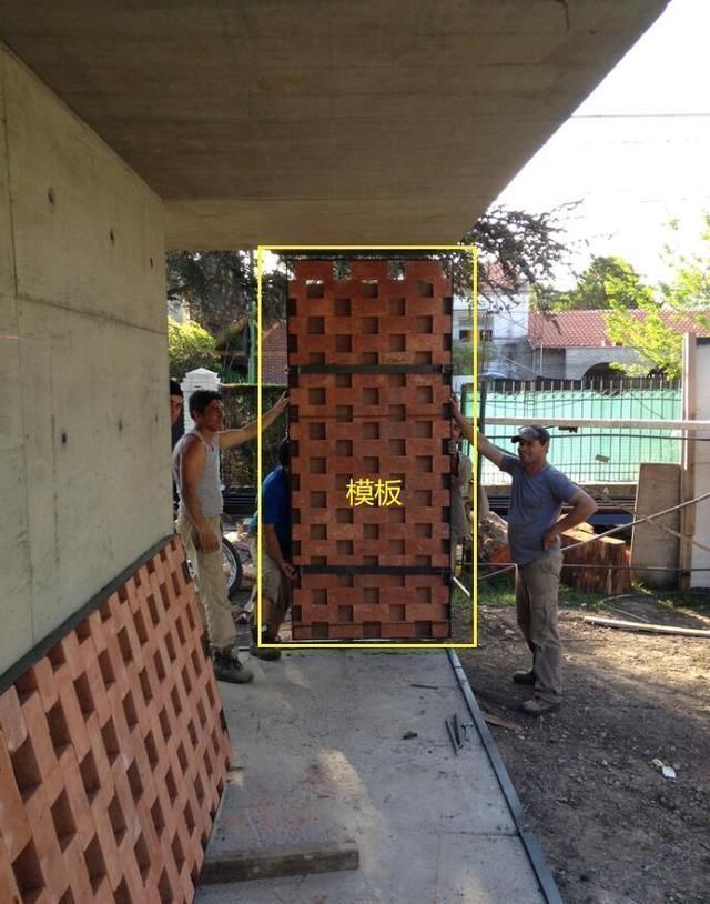 step|同样是砌红砖墙,国外不用水泥,细钢管串成一块模板,省一半工期