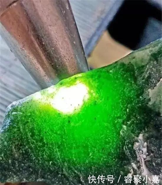 这种与翡翠共生的“高冰帝王绿”,其实就值几百块钱!