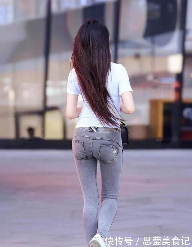 休闲短袖 白色休闲短袖搭配灰色打底裤,时尚百搭,又经典实用