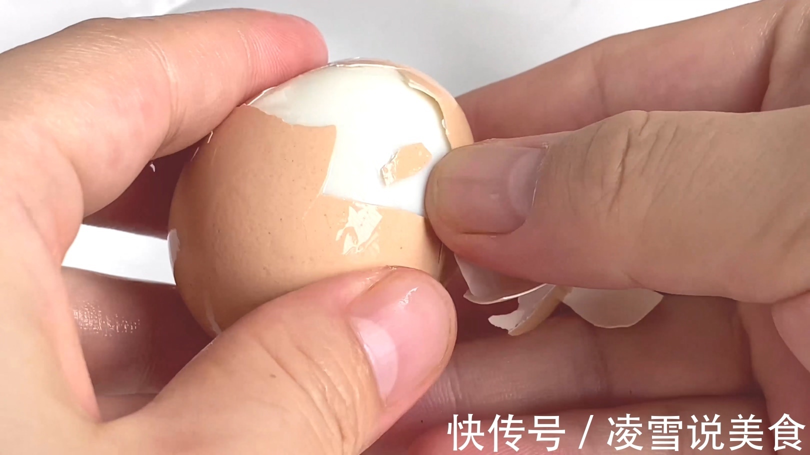 鸡蛋别再用水煮了，保姆教你新方法，只需1分钟，鸡蛋鲜嫩不粘壳
