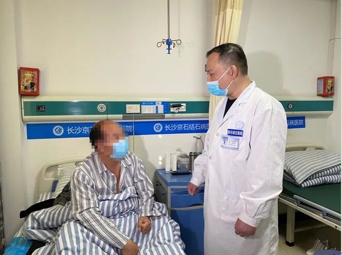 结石|男子偏爱喝浓茶，因此进了医院…