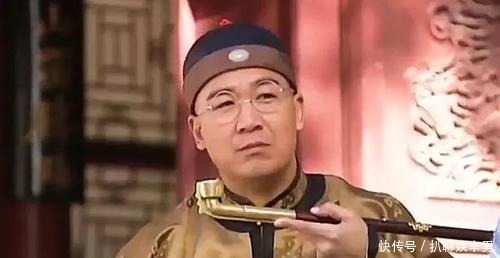 和珅出上联:一人是人,二人则从,三人成众!纪晓岚机智回复