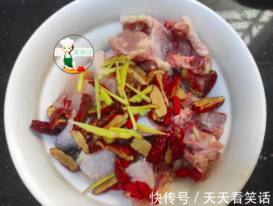 木耳跟此菜是绝配，蒸一蒸就好，营养好吃不上火，常吃提高免疫力