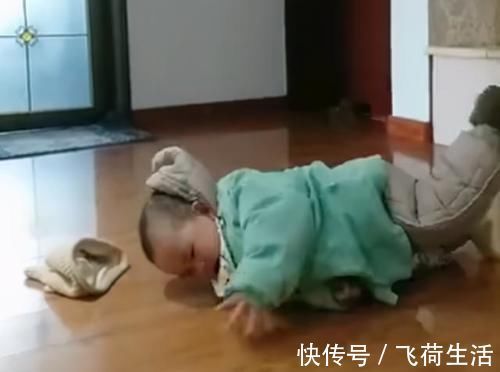 哥哥|弟弟打扰哥哥写作业,结果被哥哥硬生生拖出房门,网友:太真实了