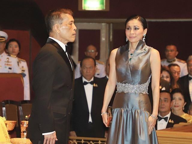 苏提达王后|泰国太后年轻时靠粉宝石撑场面如今瘫痪多年,脸庞怎么变这么黑