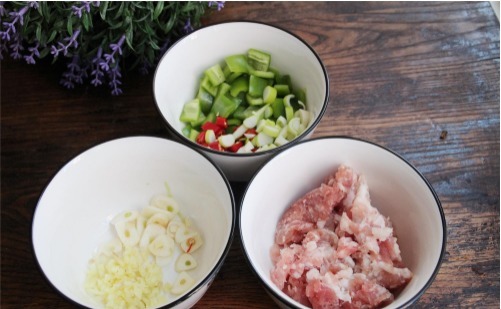 水泡发粉条|餐馆炒粉条爽滑好吃,在家炒就粘锅,原来是我们少做了这一步骤