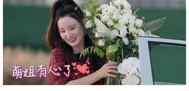 赵丽颖|金晨的手为何总举不起来？看到她窘迫的表情，大家想到了赵丽颖