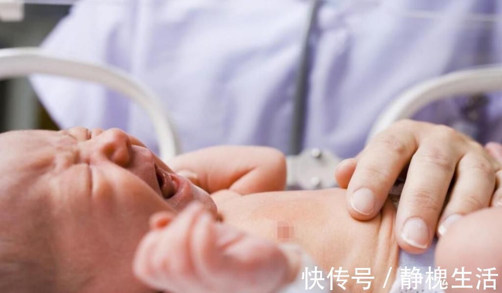 脚心|新生儿宝宝哇哇哭,是因为剪脐带痛吗?医生弹了下宝宝脚心笑了