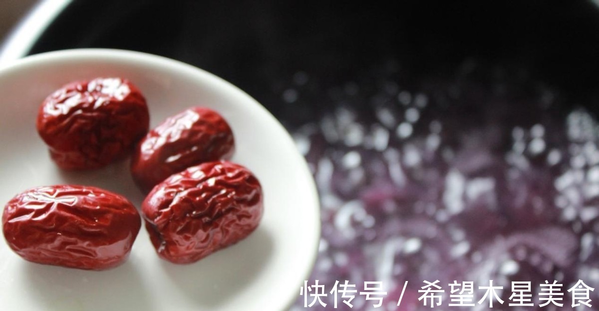 红枣|这是一道银耳羹，加了紫薯后更加香甜，营养更足！