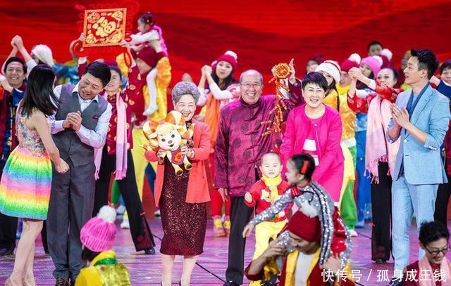 过年|年三十看春晚是如何一步步成为了过年的习俗