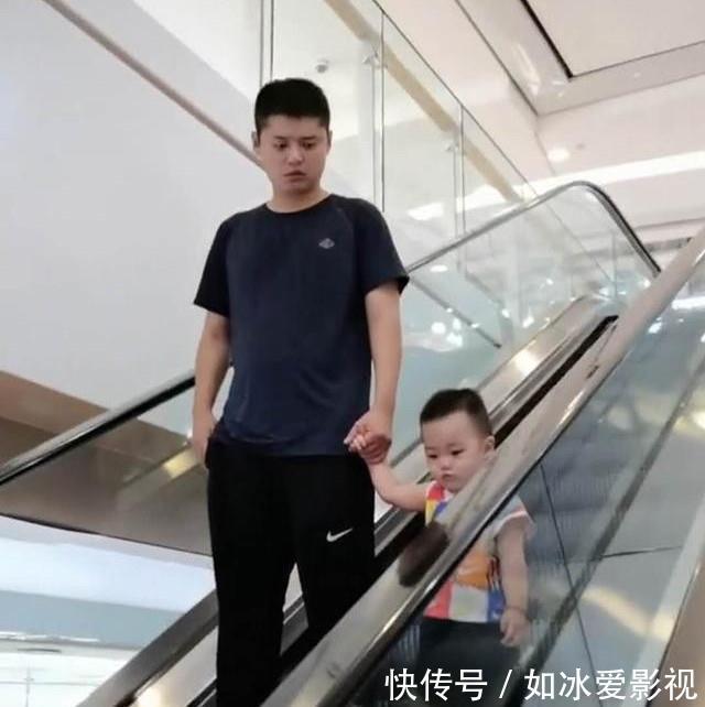 佛系|妈妈逛商场偶遇老公和儿子,两人直接忽略妈妈,网友:完蛋了