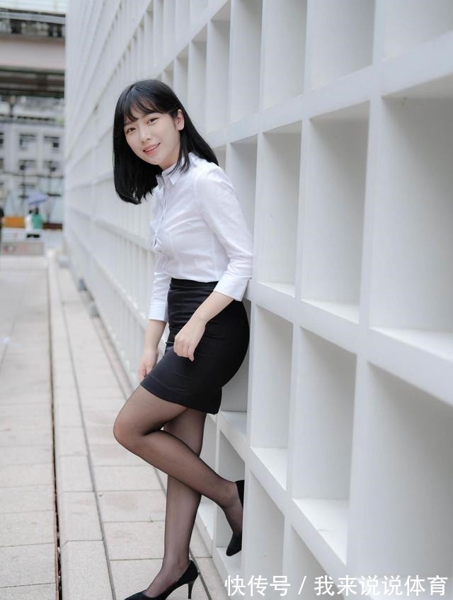短裙 经典的白色衬衫，搭配高腰的黑色短裙，经典的黑白搭配简约时尚！