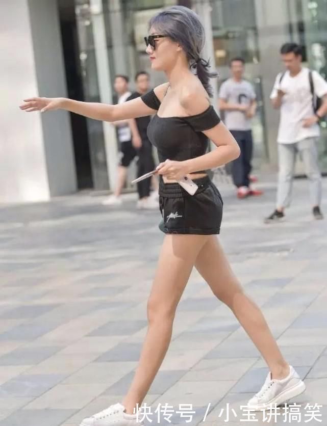 女人味儿 夏日如何穿搭的清凉时尚一字肩短衫+牛仔短裤，知性又显气质