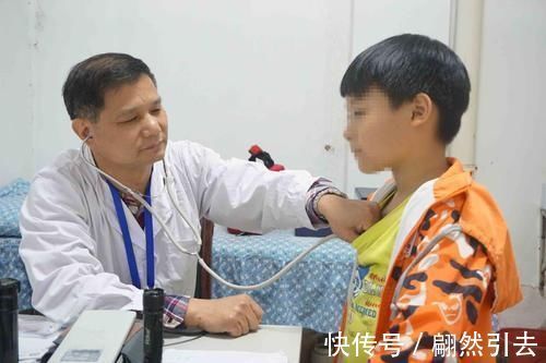 急诊|孩子高烧医院排队400号,医生只顾打私人电话,网友:家长活该