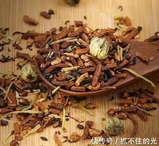 金银花|口干、口苦、口臭，肝火旺，用它泡水喝，三天见效