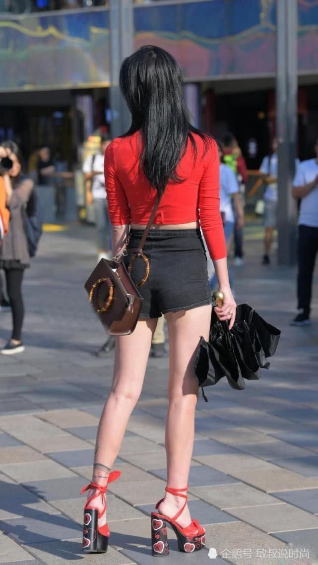 鞋跟 怎么抬动腿的靓女穿的高跟鞋,比10个手机还厚