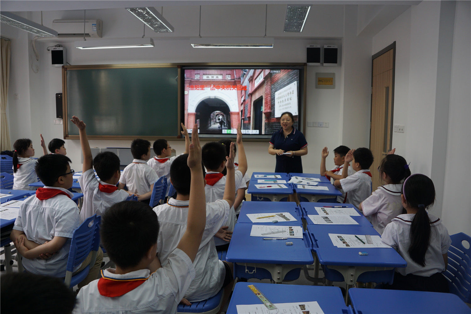 储能中学|大中小幼师生齐聚这所中学，从人民广场、南京东路的“前世今生”说开去