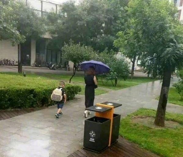 |搞笑图片幽默段子笑话:大哥你心也是大啊,不怕掉下来么?哈哈哈