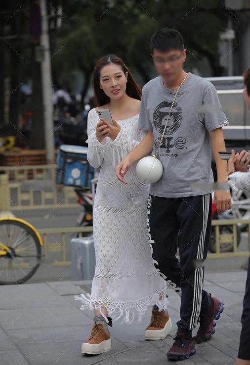 修身长裙 深灰色修身长裙,上身舒适,时尚大气