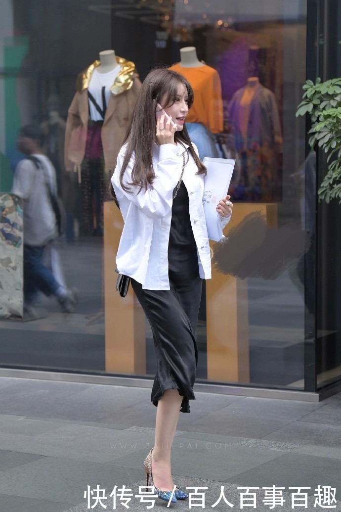 敢穿“睡裙”逛街，配个白色外套，妹子真是太“低调”了
