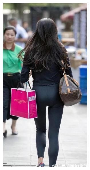 小衫|黑色针织衫搭配紧身打底裤,干练优雅,即可萌又可攻