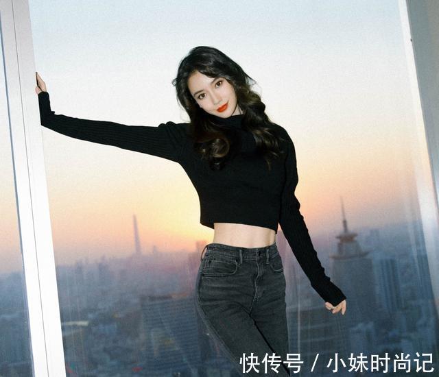 穿搭 Angelababy真不怕冷,都降温了还要露腰,不过身材是真的优越
