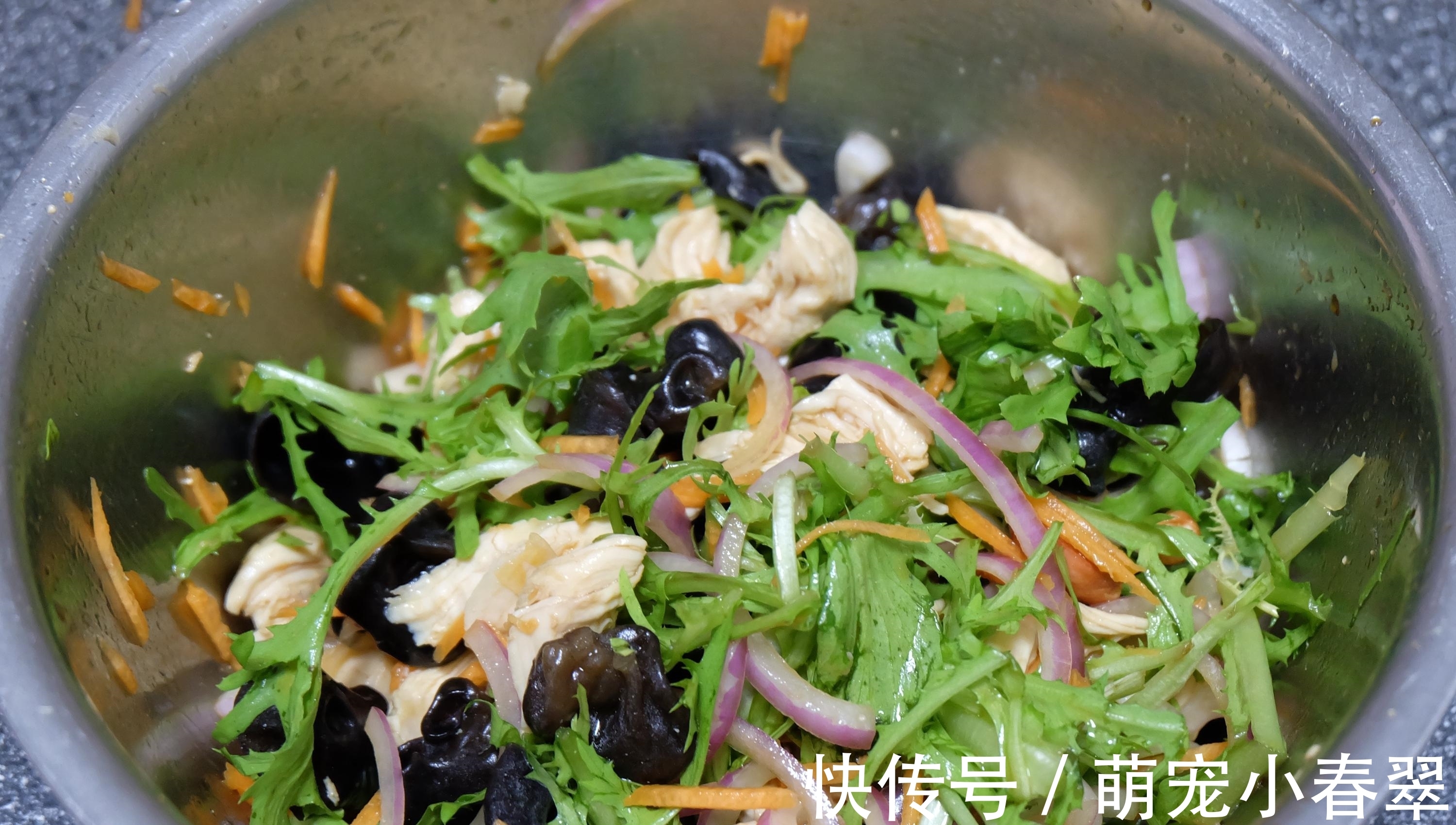 夏天最爱轻食减脂餐,鸡胸肉沙拉做法简单营养丰富,越吃越喜欢