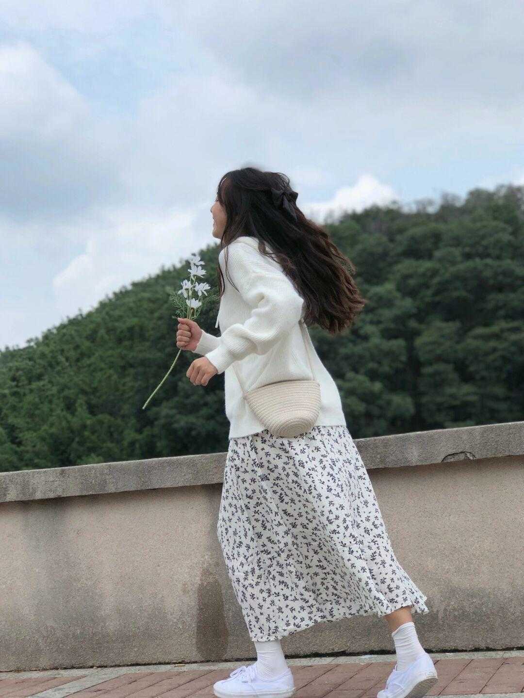 平底鞋|“腿胖”的女生可以尝试这样穿,衬衫搭配半身裙,修身又洋气