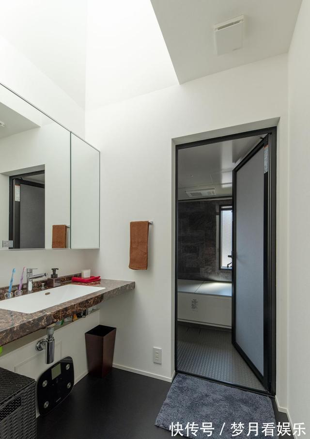 衣帽间|顶楼复式,楼梯装家里占面积又碍事,不如把楼梯口封了挪到露台上