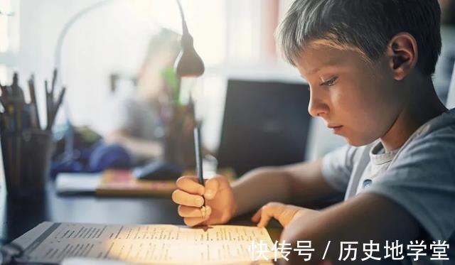 孩子|为啥男孩在某些方面不如女孩?和“开窍晚”有关系,别误会了孩子