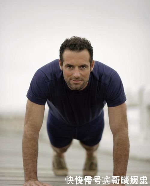 一段时间|男人若坚持做俯卧撑运动，一段时间后这4个变化让人爱不释手