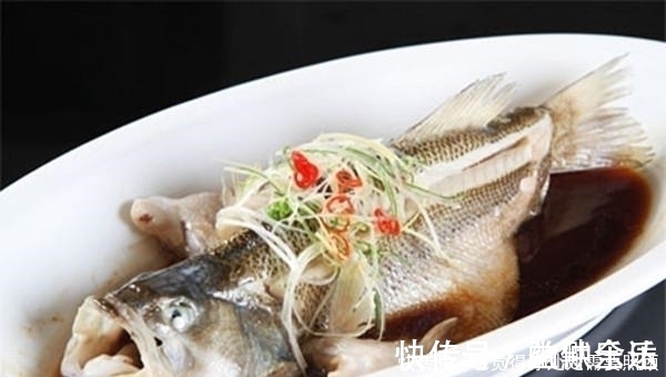 老师傅|清蒸鲈鱼，不放料酒不用生抽，老师傅教你正确做法，鱼肉鲜嫩不腥