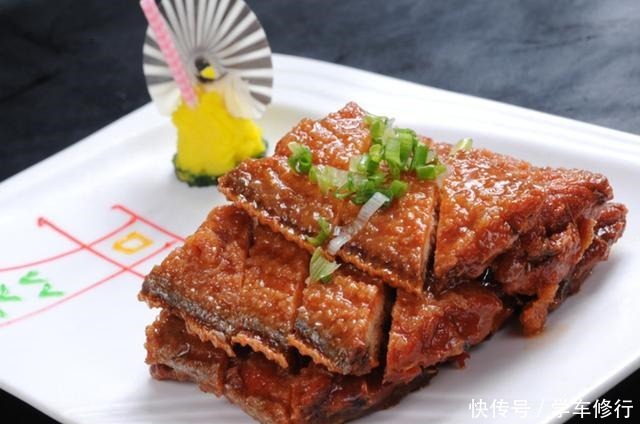 做带鱼时,直接清洗可不对,多加一勺它泡一下,洗得干净没腥味!