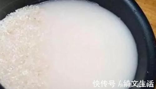 浇灌|养花用什么水浇灌2种'万能浇花水',浇啥花都能越长越旺盛
