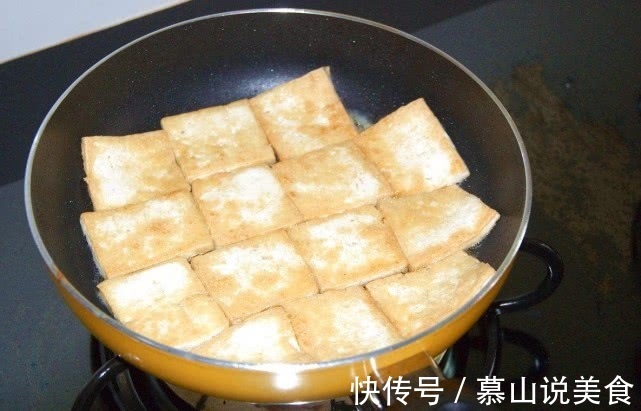 炒豆腐时,不要直接下锅炒,多加一个步骤,豆腐鲜嫩可口还不碎