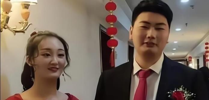 大衣哥儿媳改口了，直播时不断要礼物，与朱单伟未领证：他才19岁