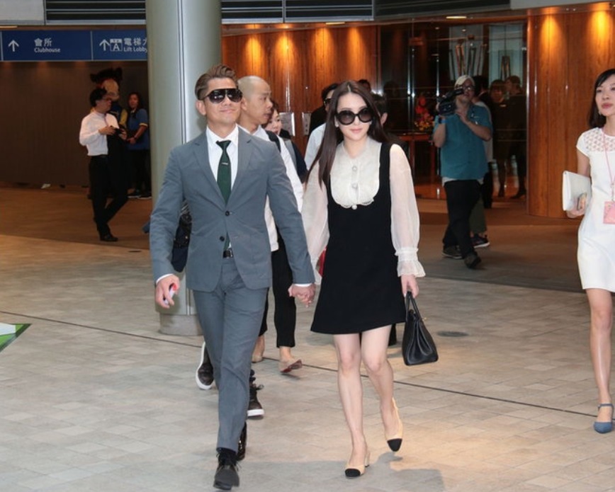 雪纺衫|方媛不愧是“天王嫂”,穿雪纺衫配黑色连衣裙甜美温柔,娇俏可爱