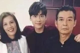 合影|爸爸和双胞胎儿子时隔20年再合影,引人感慨妈妈的基因被挤没了