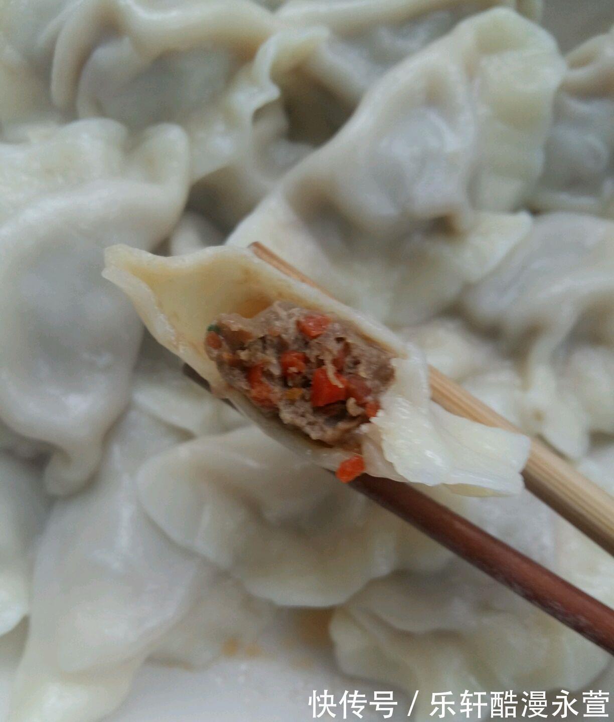 调制|洋葱胡萝卜牛肉饺子，馅料十足，调制一些蘸料配着吃，美得很