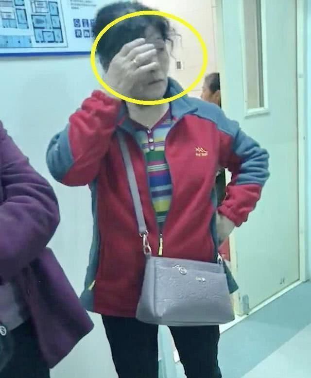 新生儿|孕妈分娩时,产房外的婆婆和亲妈有什么表现?丈夫:差距太明显