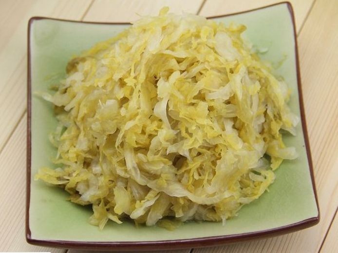 城里人腌酸菜，就学这个方法，只要家里有瓶子，就能腌出地道酸菜