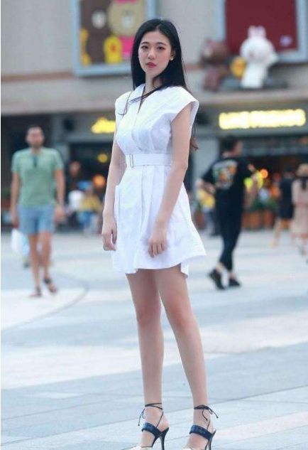 气质|高挑靓丽的小美女,无袖背心搭配短裙,特别显女王气质