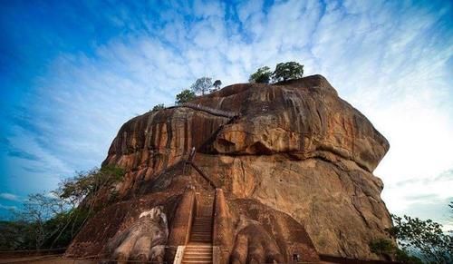 世界上有一座神秘的空中宫殿，建在200多米高的巨大岩石上！