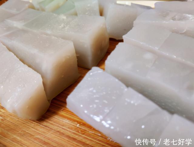 冬天,我家常做的菜,拌一拌煎一煎,出锅切块,